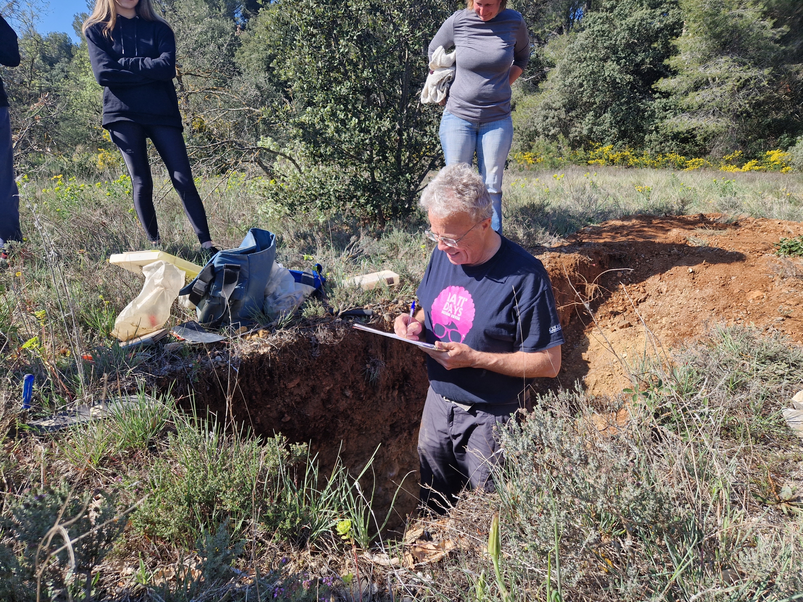 Jean-Claude Lacassin, prenant des relevés dans une fosse pédologique © FNE PACA