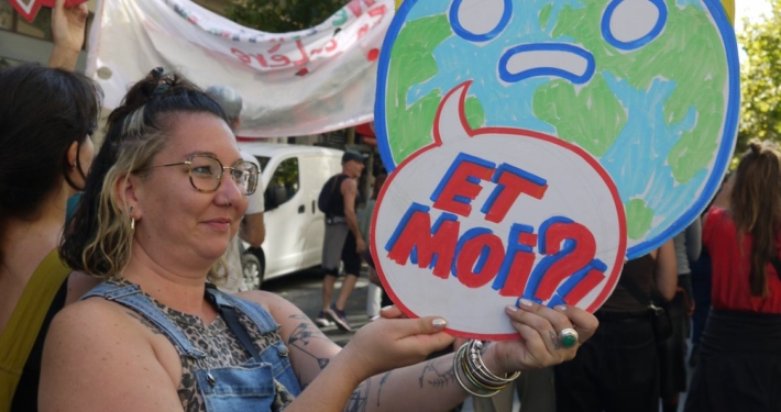 Manifestation du 18 septembre 2025 à Marseille. Une manifestante tien une pancarte avec un dessin de Terre qui brûle et dit "Et moi ?" © Gaëlle Cloarec