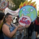 Manifestation du 18 septembre 2025 à Marseille. Une manifestante tien une pancarte avec un dessin de Terre qui brûle et dit "Et moi ?" © Gaëlle Cloarec