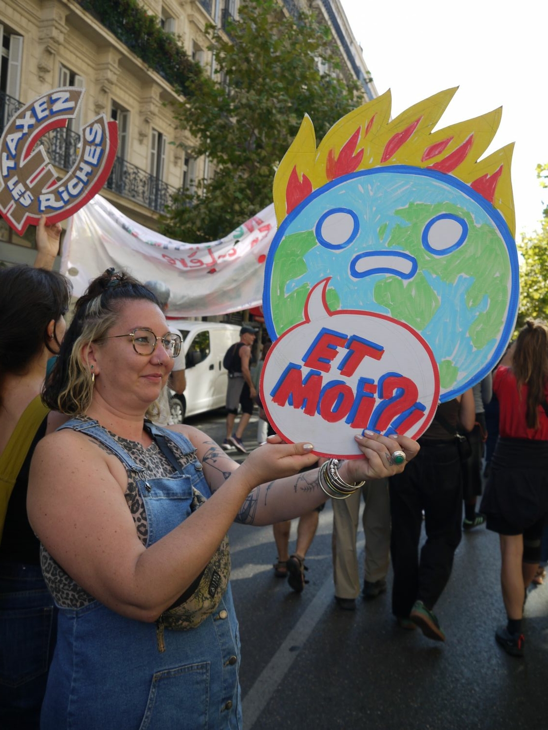 Manifestation du 18 septembre 2025 à Marseille. Une manifestante tien une pancarte avec un dessin de Terre qui brûle et dit "Et moi ?" © Gaëlle Cloarec