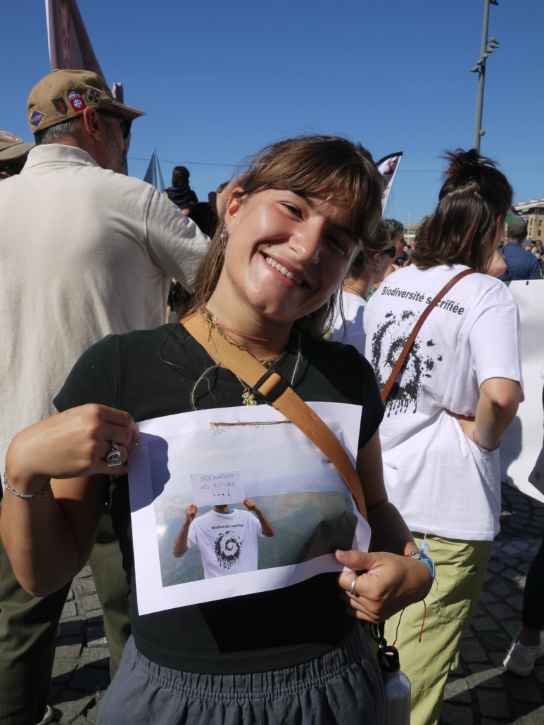 Manifestation du 18/09/25 à Marseille. Une manifestante tient une pancarte "No nature, no future" © Gaëlle Cloarec