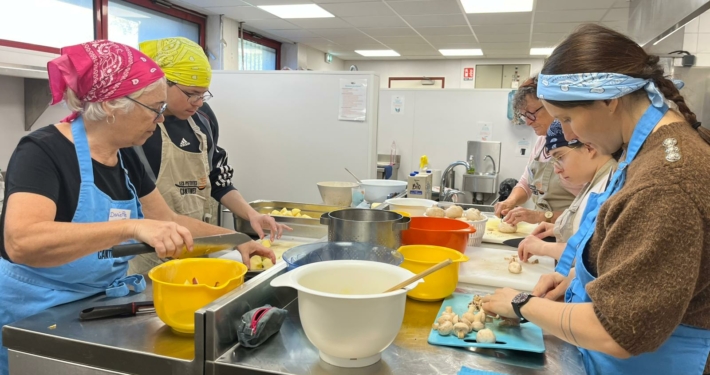 Les cuisiniers préparent des produits de saison, partagent leurs astuces et font connaissance © Les Petites Cantines d’Aix-en-Provence