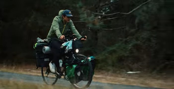 En vélo, scène du film Ordinaire de Jérémi Stadler - Capture écran En vélo, scène du film Ordinaire de Jérémi Stadler - Capture écran