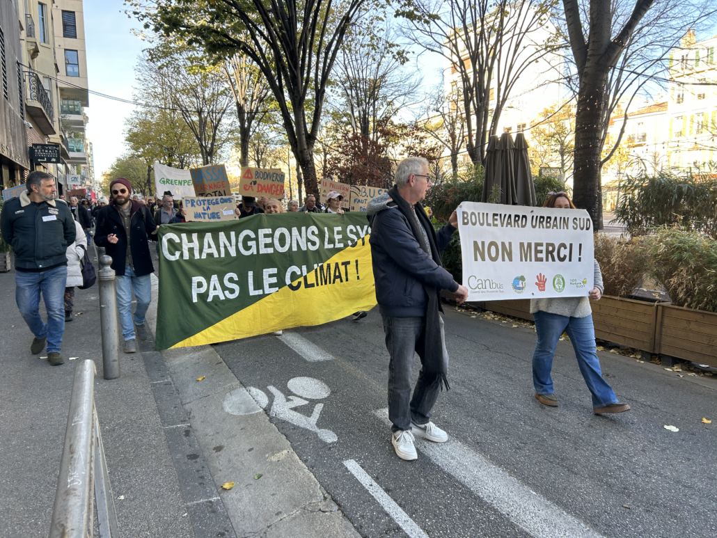 Défilé pendant la manif anti BUS © Camille Mercan