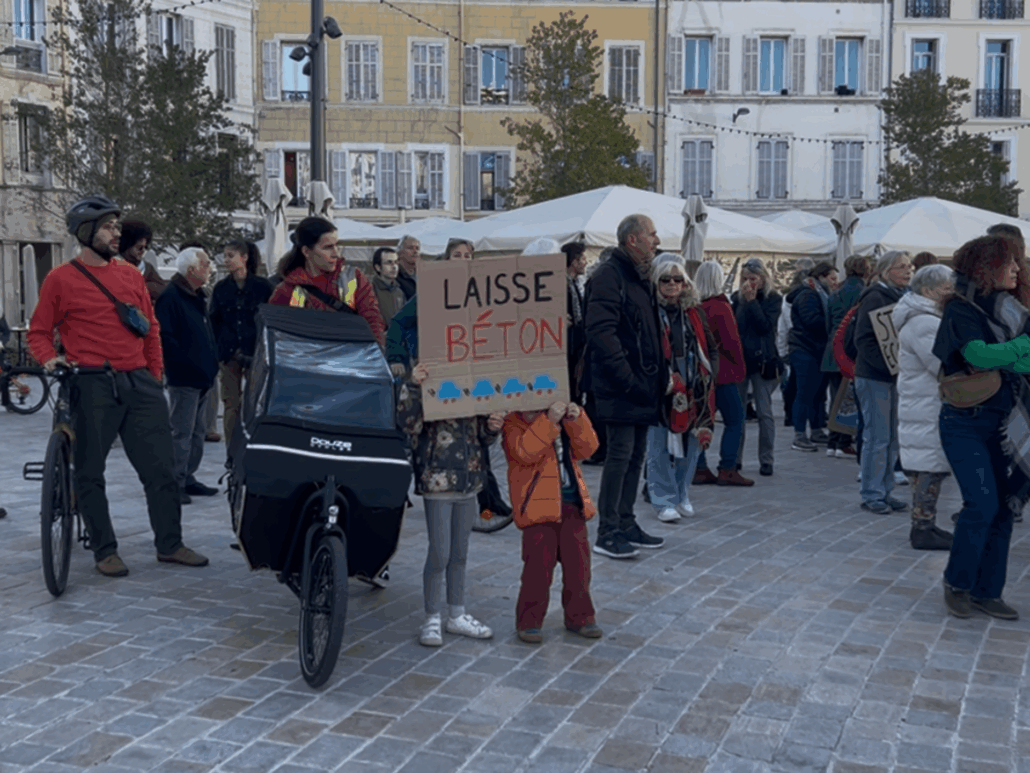 Laisse béton, lors de la manif anti BUS © Camille Mercan