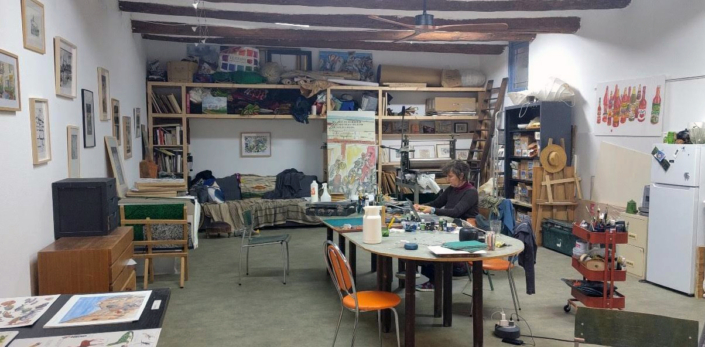 Malika Moine à sa table de dessin © N.D. Malika Moine à sa table de dessin © N.D.