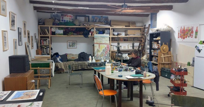 Malika Moine à sa table de dessin © N.D.