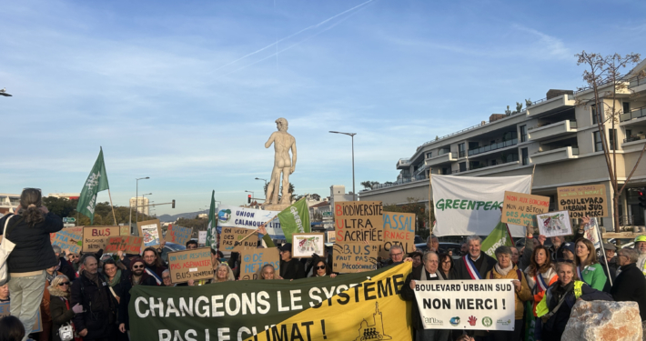 Devant la statue de David, lors de la manif anti BUS © Camille Mercan