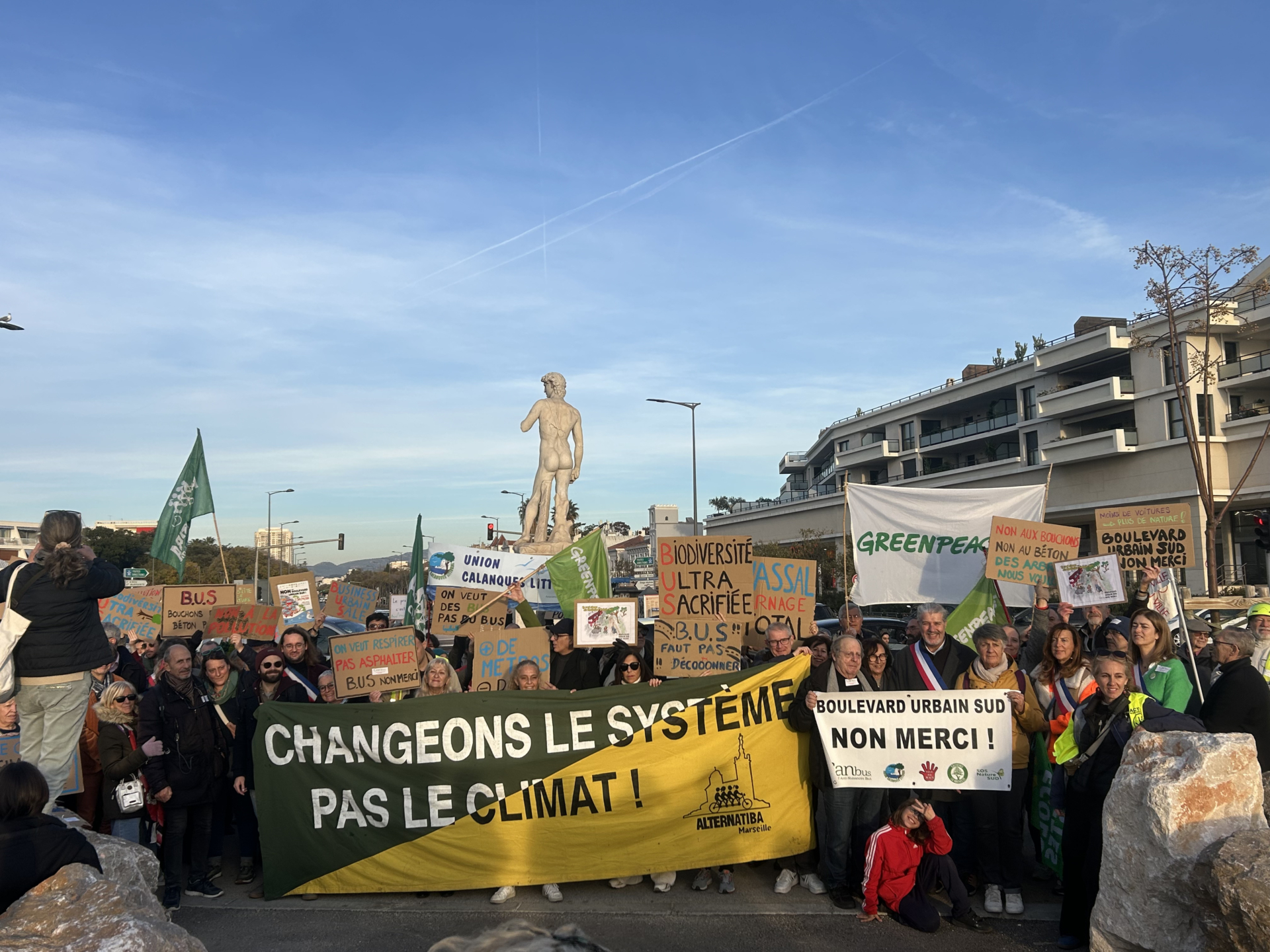 Devant la statue de David, lors de la manif anti BUS © Camille Mercan