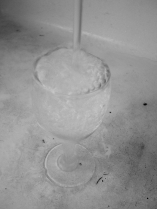 Verre d’eau dans un évier marseillais © Gaëlle Cloarec